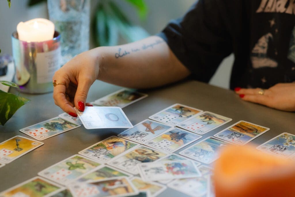 Lenormand-Karten und Kerze bei einem Reading