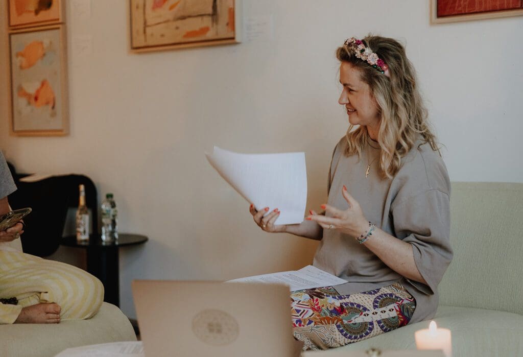 Ann-Kristin Chus liest am Schreibtisch eine Horoskop-Ausarbeitung