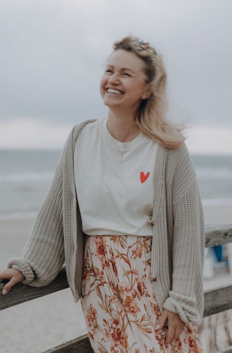 Ann-Kristin Chus lacht am Strand von Sylt