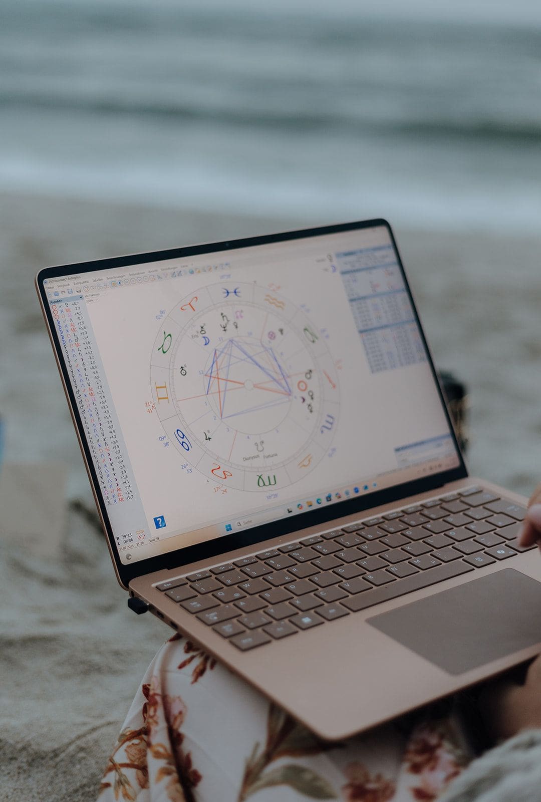 Laptop mit Geburtshoroskop am Strand von Sylt