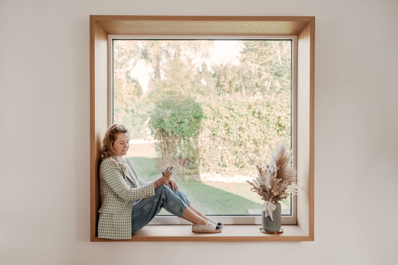Ann-Kristin Chus sitzt auf der Fensterbank in ihrem Zuhause