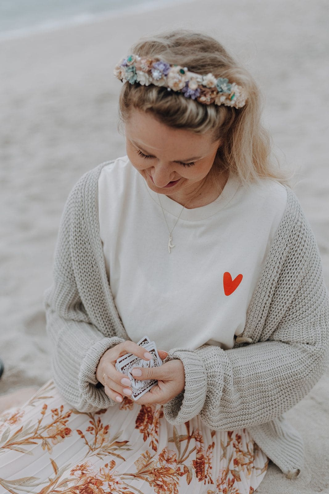Ann-Kristin Chus am Strand im Shirt mit Herz
