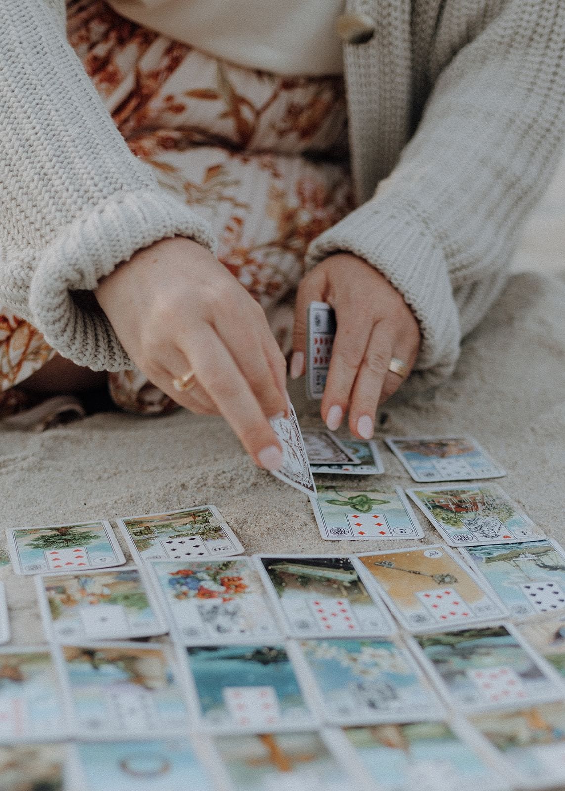Ann-Kristin Chus legt Lenormand-Karten im Sand aus